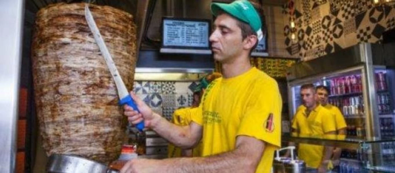 Δεν το κάνουν καλά 2 άτομα: Το θρακόψωμο-γίγας που σβήνει το πιτόγυρο (φώτο)